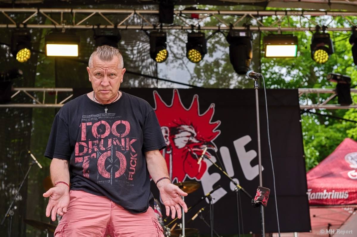 Hvězdou Rock for JK Manětín byli punkoví SPS. Žízeň publikum uhasilo s Alkeholem, zahrálo i Totální nasazení