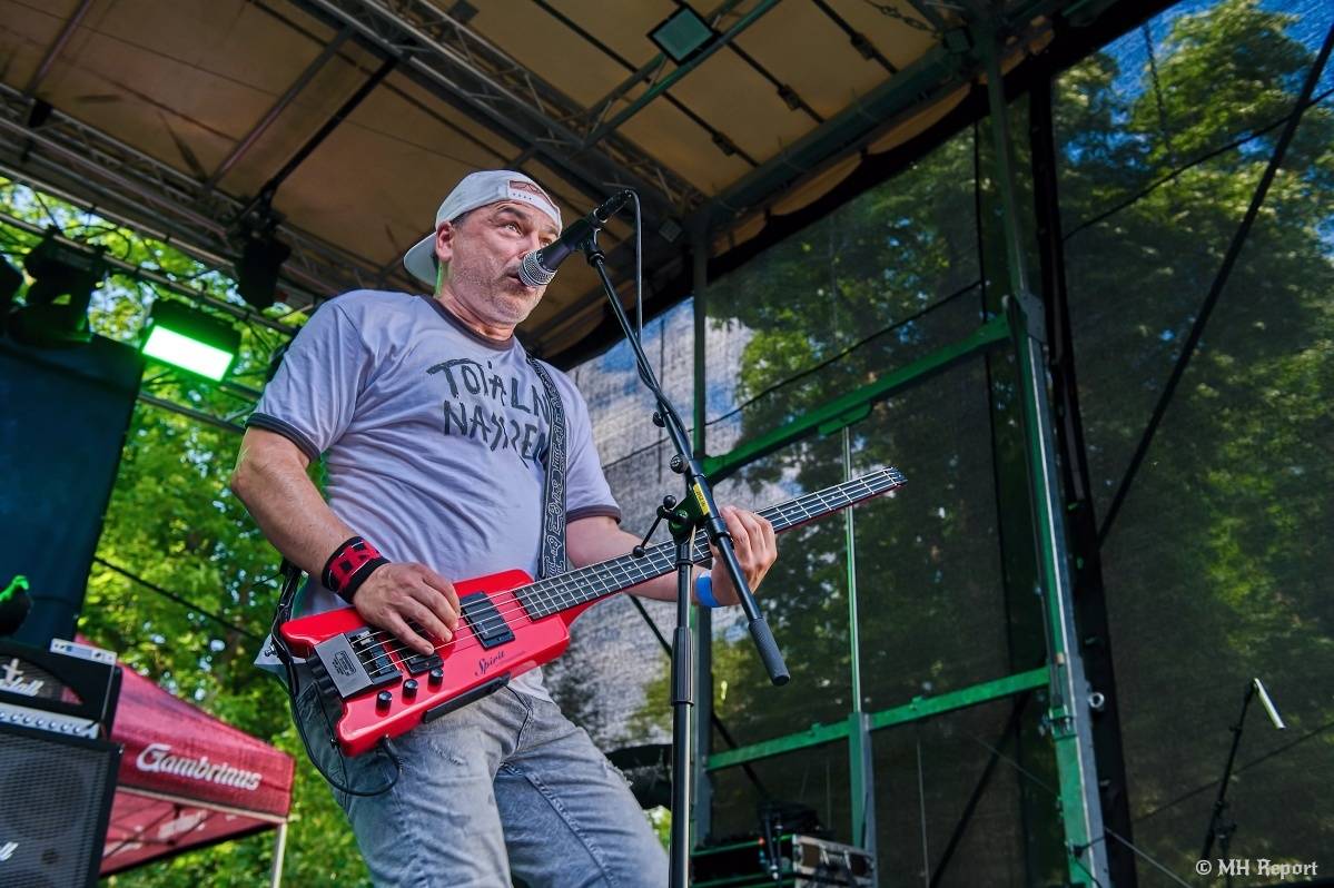 Hvězdou Rock for JK Manětín byli punkoví SPS. Žízeň publikum uhasilo s Alkeholem, zahrálo i Totální nasazení