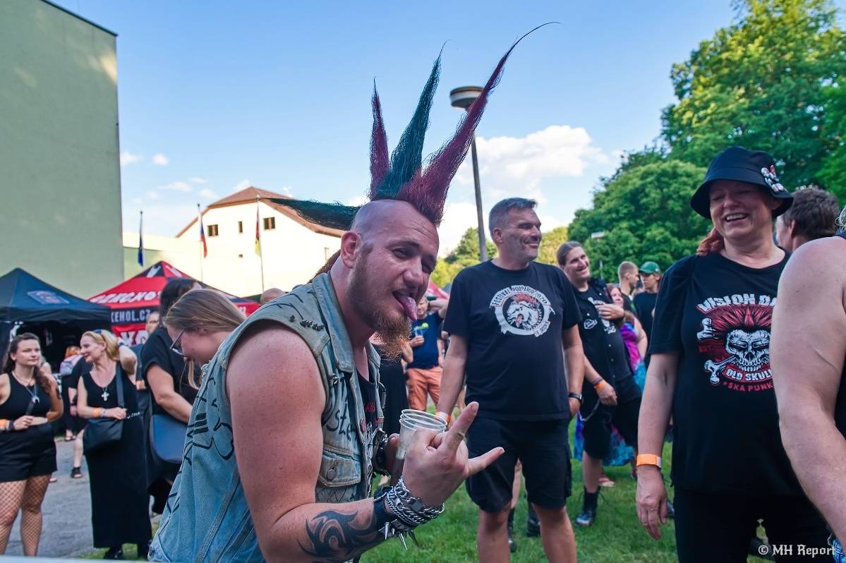 Hvězdou Rock for JK Manětín byli punkoví SPS. Žízeň publikum uhasilo s Alkeholem, zahrálo i Totální nasazení