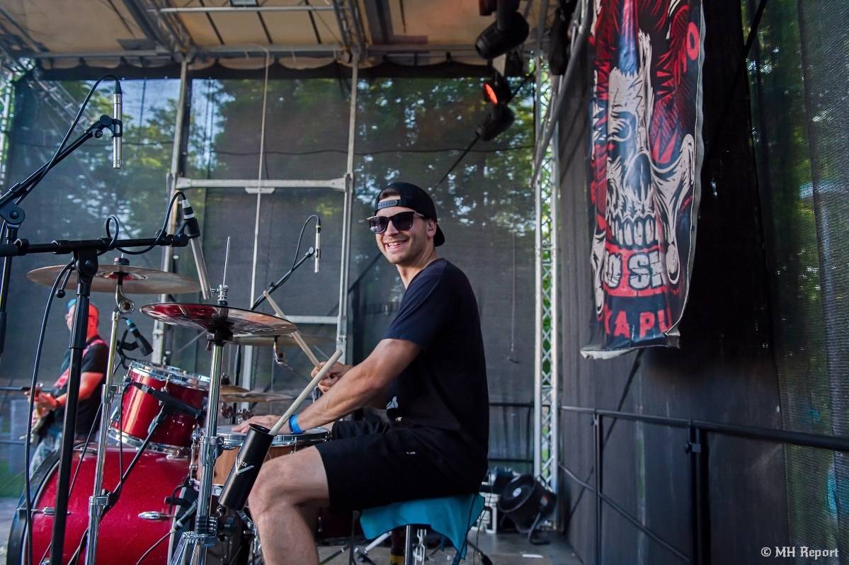 Hvězdou Rock for JK Manětín byli punkoví SPS. Žízeň publikum uhasilo s Alkeholem, zahrálo i Totální nasazení