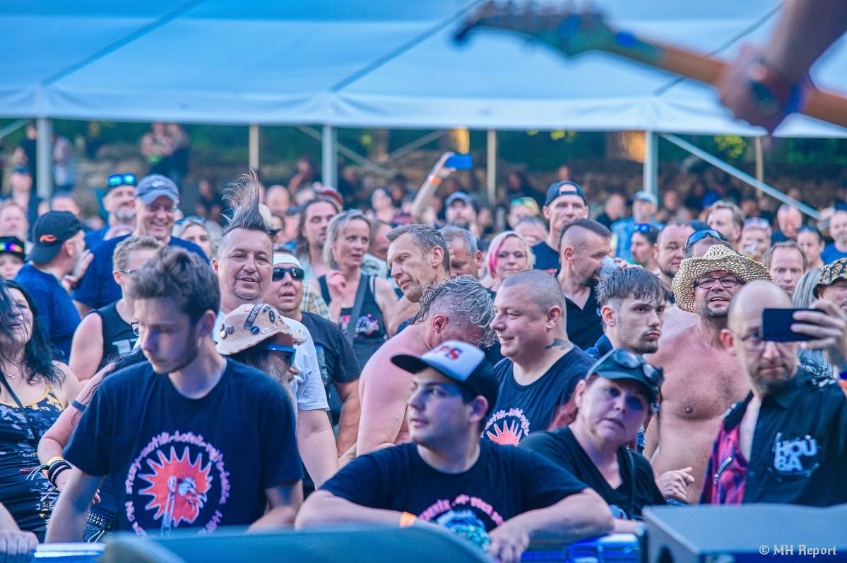 Hvězdou Rock for JK Manětín byli punkoví SPS. Žízeň publikum uhasilo s Alkeholem, zahrálo i Totální nasazení