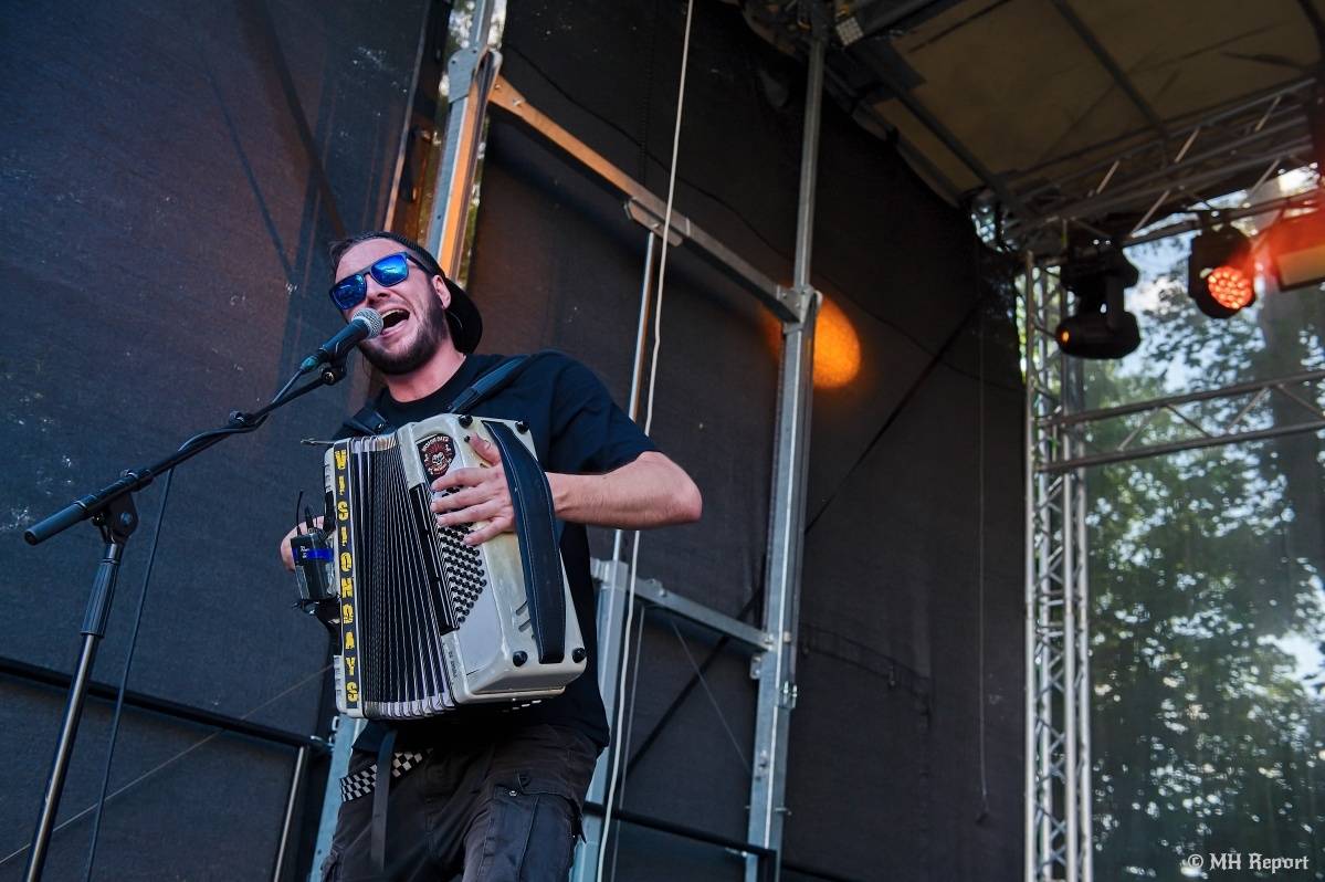 Hvězdou Rock for JK Manětín byli punkoví SPS. Žízeň publikum uhasilo s Alkeholem, zahrálo i Totální nasazení