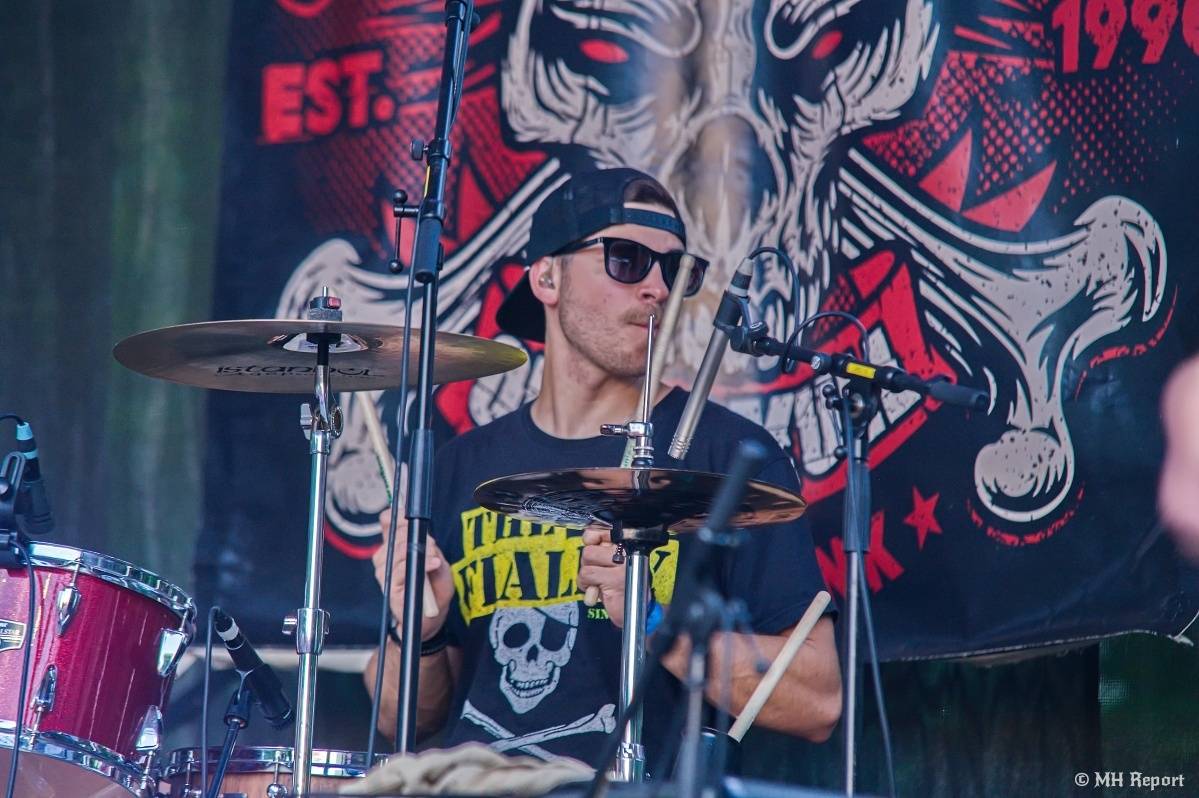 Hvězdou Rock for JK Manětín byli punkoví SPS. Žízeň publikum uhasilo s Alkeholem, zahrálo i Totální nasazení