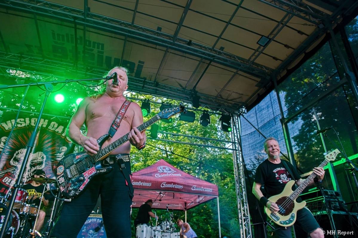 Hvězdou Rock for JK Manětín byli punkoví SPS. Žízeň publikum uhasilo s Alkeholem, zahrálo i Totální nasazení