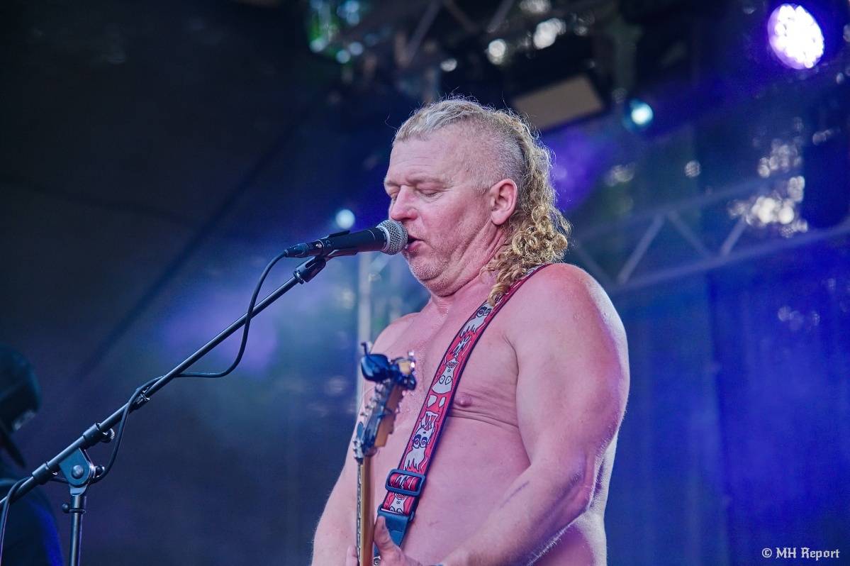 Hvězdou Rock for JK Manětín byli punkoví SPS. Žízeň publikum uhasilo s Alkeholem, zahrálo i Totální nasazení