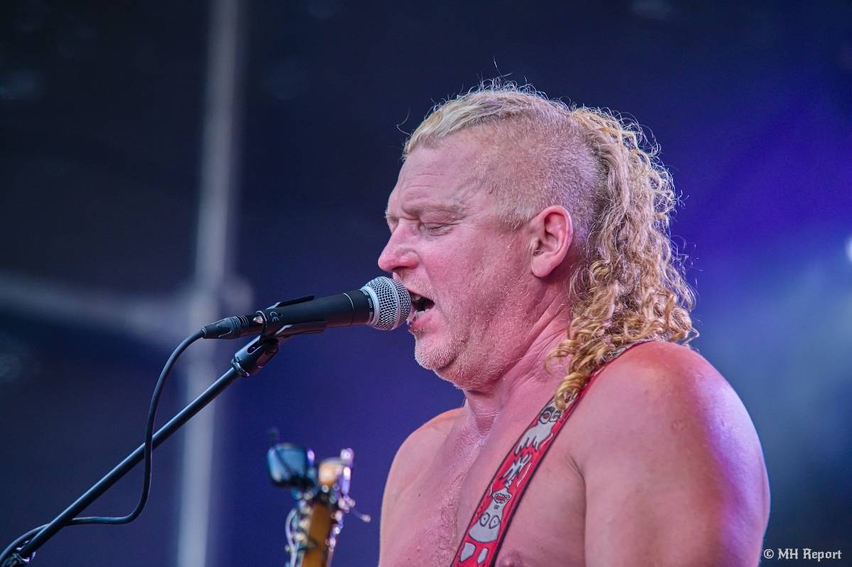 Hvězdou Rock for JK Manětín byli punkoví SPS. Žízeň publikum uhasilo s Alkeholem, zahrálo i Totální nasazení