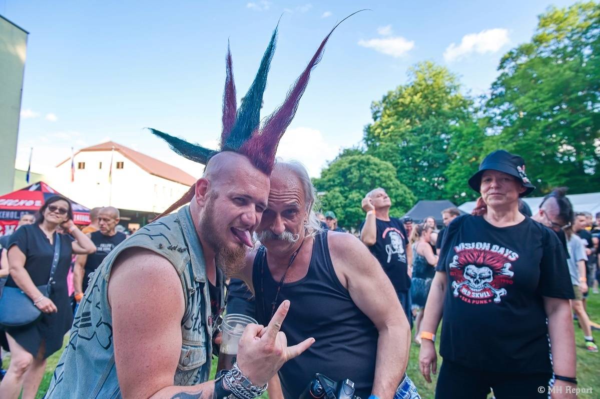 Hvězdou Rock for JK Manětín byli punkoví SPS. Žízeň publikum uhasilo s Alkeholem, zahrálo i Totální nasazení