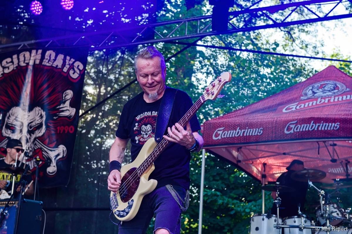 Hvězdou Rock for JK Manětín byli punkoví SPS. Žízeň publikum uhasilo s Alkeholem, zahrálo i Totální nasazení