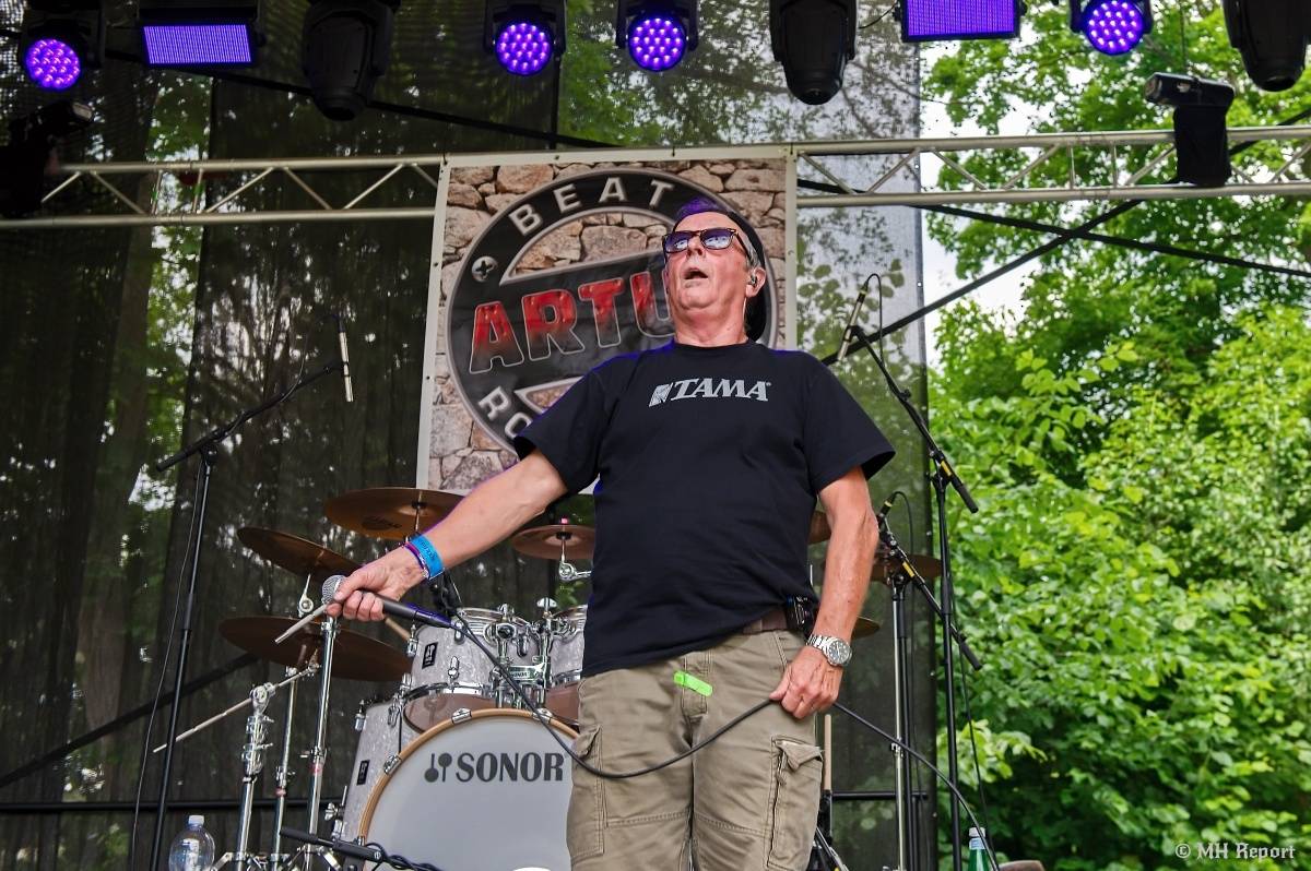 Hvězdou Rock for JK Manětín byli punkoví SPS. Žízeň publikum uhasilo s Alkeholem, zahrálo i Totální nasazení