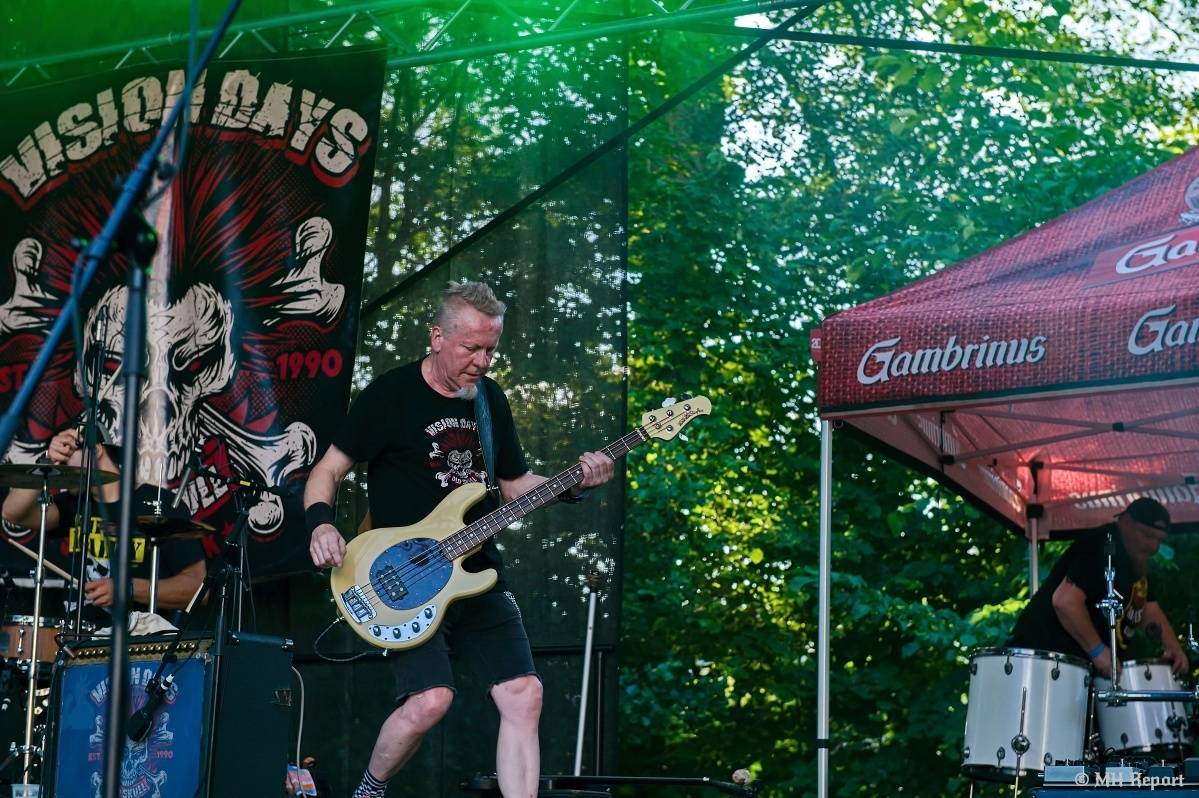 Hvězdou Rock for JK Manětín byli punkoví SPS. Žízeň publikum uhasilo s Alkeholem, zahrálo i Totální nasazení