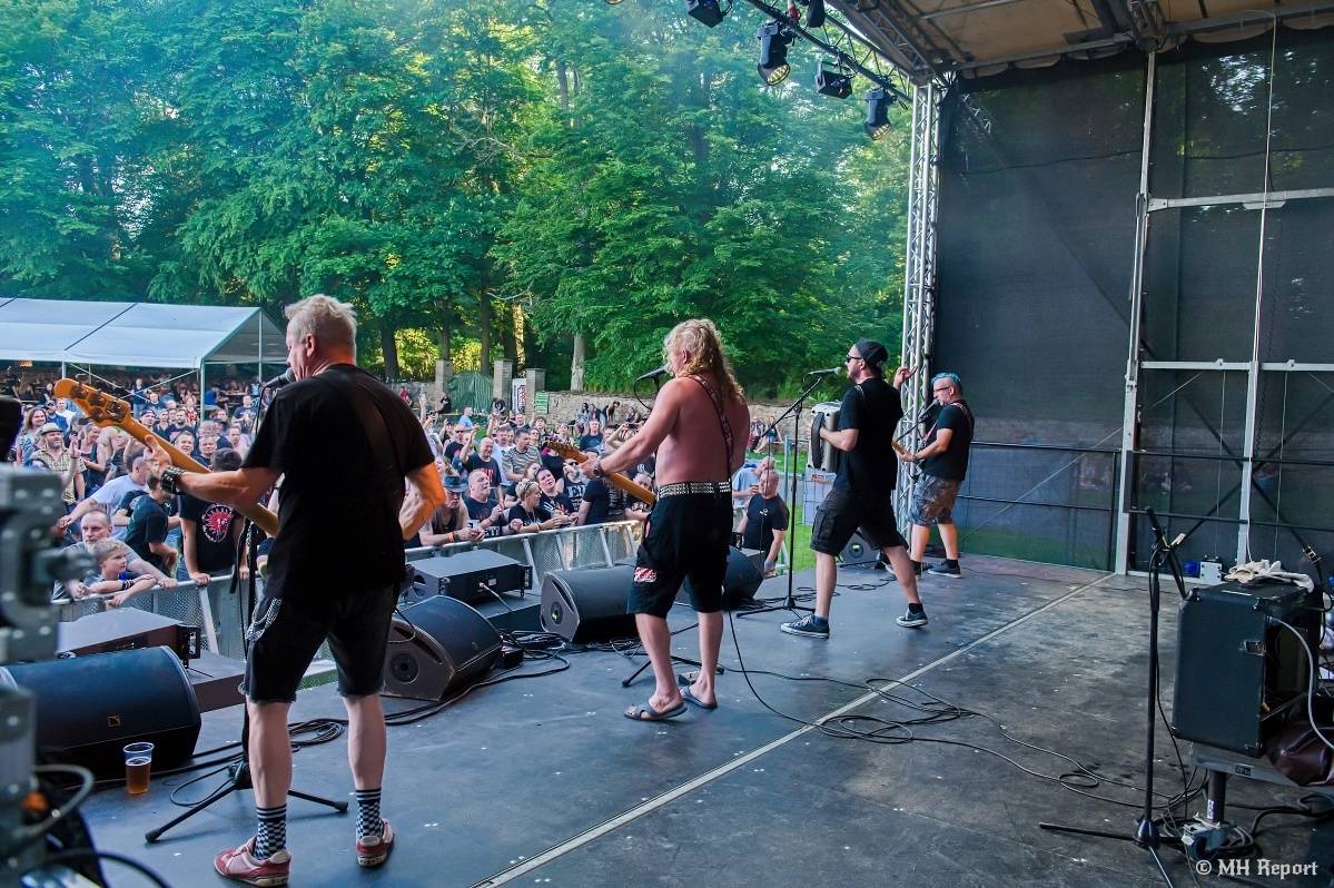 Hvězdou Rock for JK Manětín byli punkoví SPS. Žízeň publikum uhasilo s Alkeholem, zahrálo i Totální nasazení