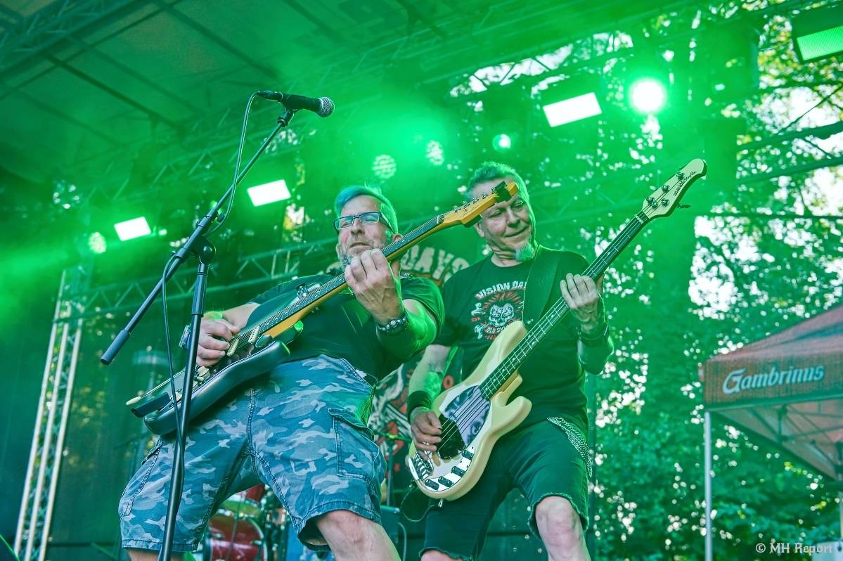 Hvězdou Rock for JK Manětín byli punkoví SPS. Žízeň publikum uhasilo s Alkeholem, zahrálo i Totální nasazení
