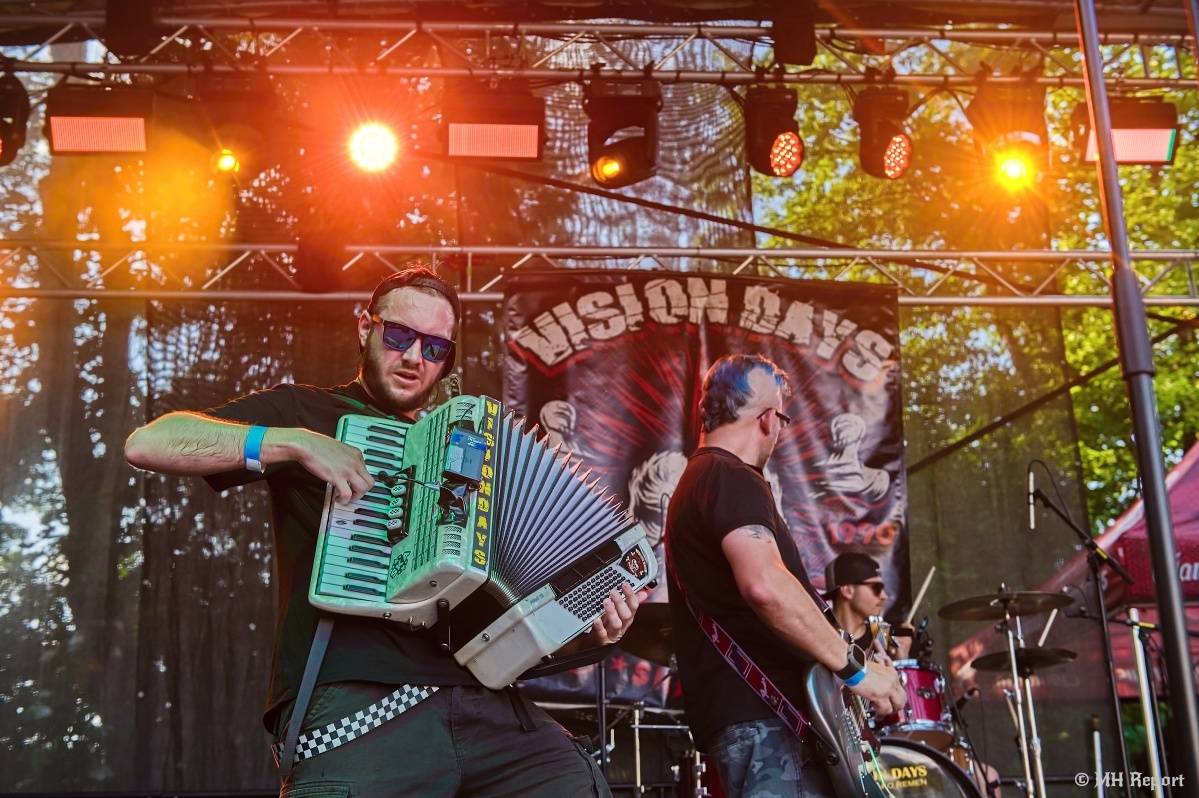 Hvězdou Rock for JK Manětín byli punkoví SPS. Žízeň publikum uhasilo s Alkeholem, zahrálo i Totální nasazení