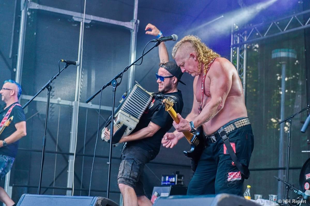Hvězdou Rock for JK Manětín byli punkoví SPS. Žízeň publikum uhasilo s Alkeholem, zahrálo i Totální nasazení