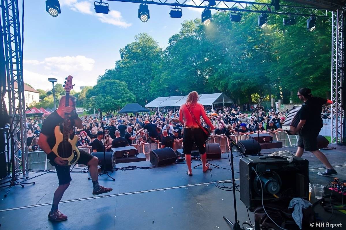 Hvězdou Rock for JK Manětín byli punkoví SPS. Žízeň publikum uhasilo s Alkeholem, zahrálo i Totální nasazení
