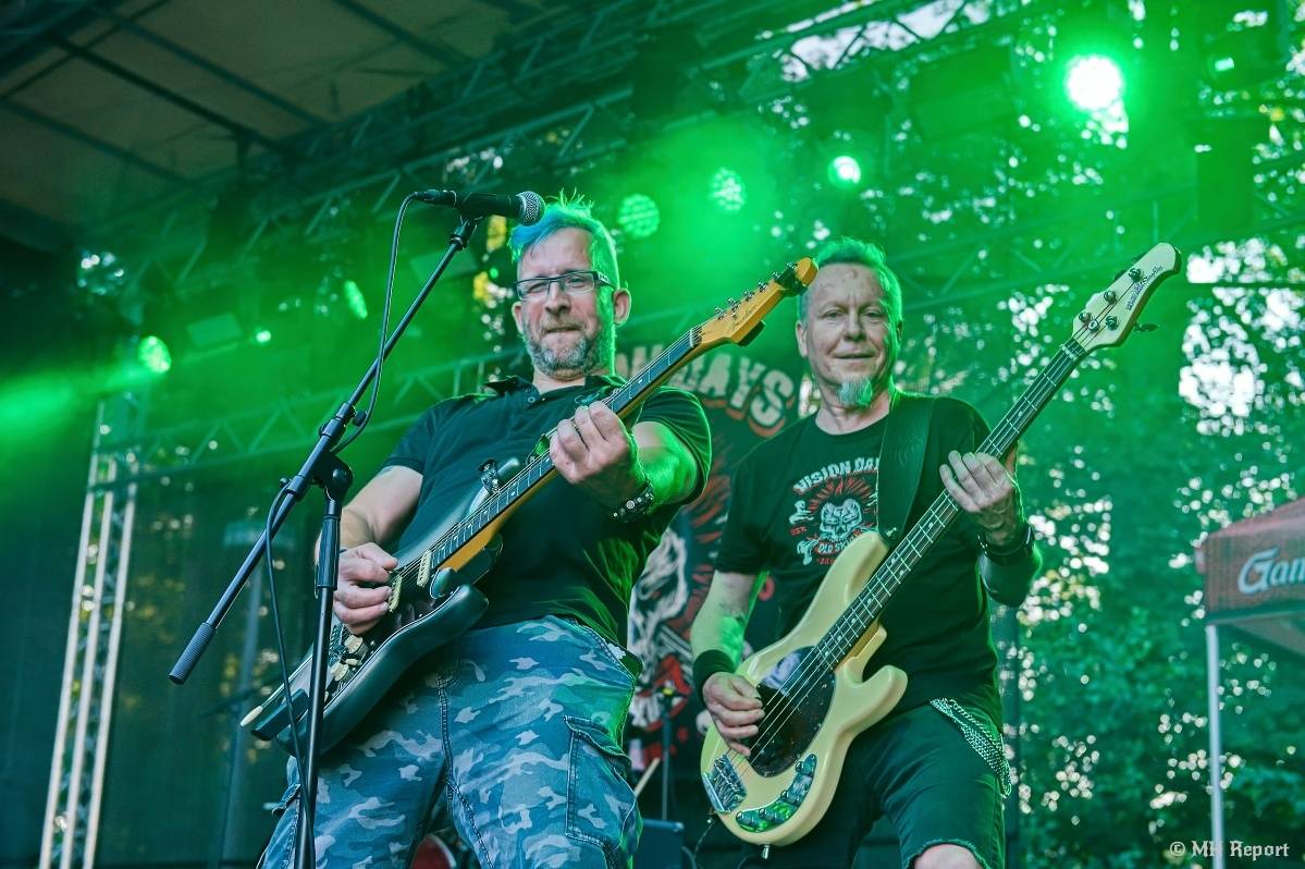 Hvězdou Rock for JK Manětín byli punkoví SPS. Žízeň publikum uhasilo s Alkeholem, zahrálo i Totální nasazení