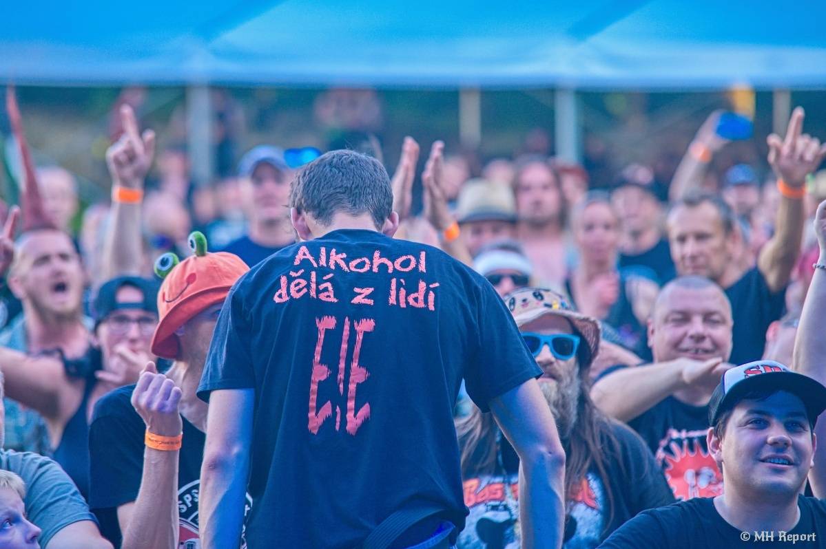 Hvězdou Rock for JK Manětín byli punkoví SPS. Žízeň publikum uhasilo s Alkeholem, zahrálo i Totální nasazení
