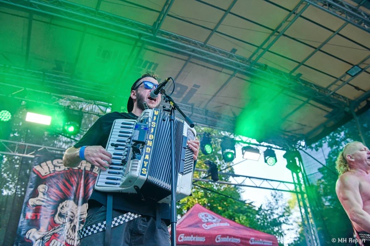Hvězdou Rock for JK Manětín byli punkoví SPS. Žízeň publikum uhasilo s Alkeholem, zahrálo i Totální nasazení