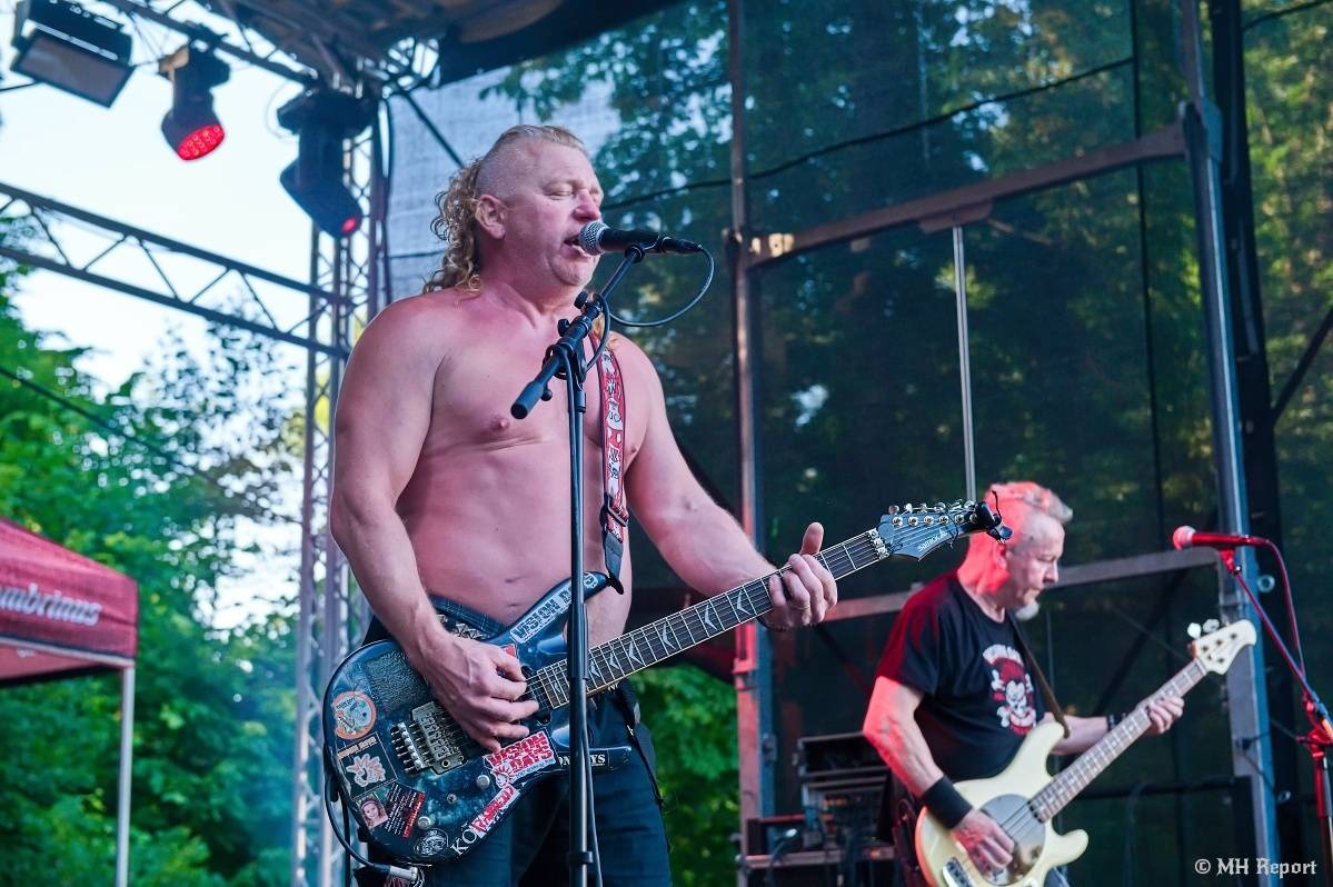 Hvězdou Rock for JK Manětín byli punkoví SPS. Žízeň publikum uhasilo s Alkeholem, zahrálo i Totální nasazení