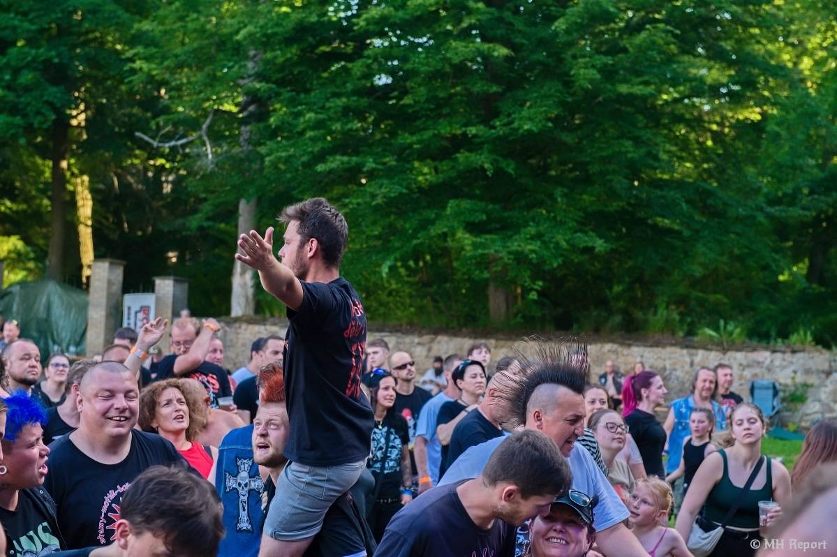 Hvězdou Rock for JK Manětín byli punkoví SPS. Žízeň publikum uhasilo s Alkeholem, zahrálo i Totální nasazení