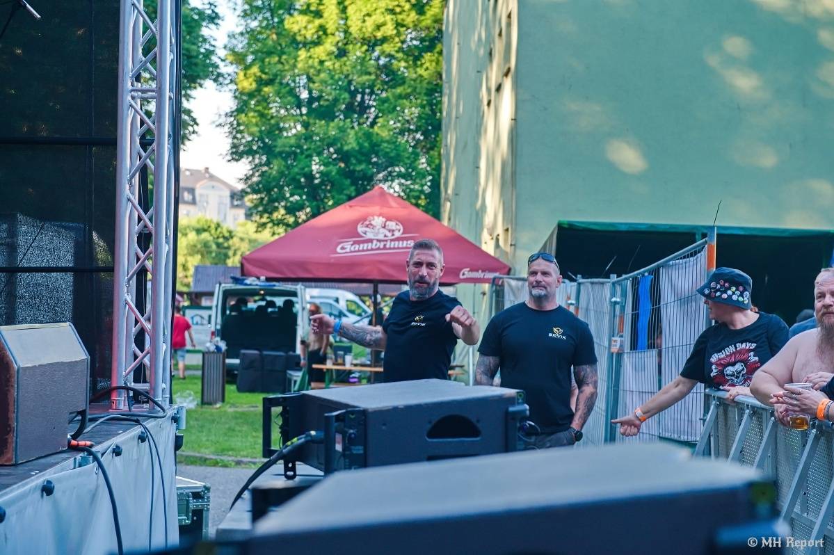 Hvězdou Rock for JK Manětín byli punkoví SPS. Žízeň publikum uhasilo s Alkeholem, zahrálo i Totální nasazení