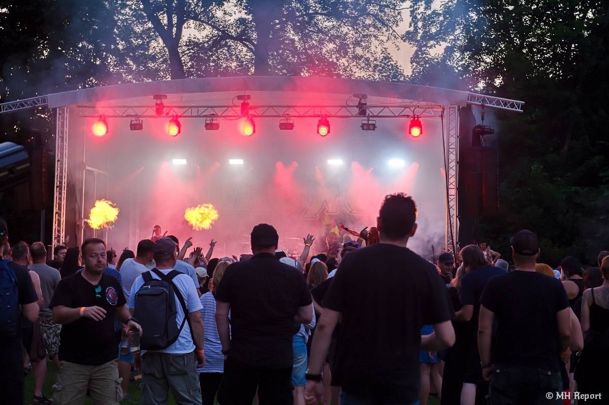 Hvězdou Rock for JK Manětín byli punkoví SPS. Žízeň publikum uhasilo s Alkeholem, zahrálo i Totální nasazení