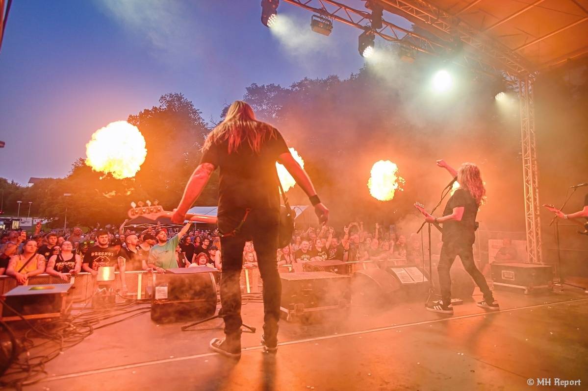 Hvězdou Rock for JK Manětín byli punkoví SPS. Žízeň publikum uhasilo s Alkeholem, zahrálo i Totální nasazení