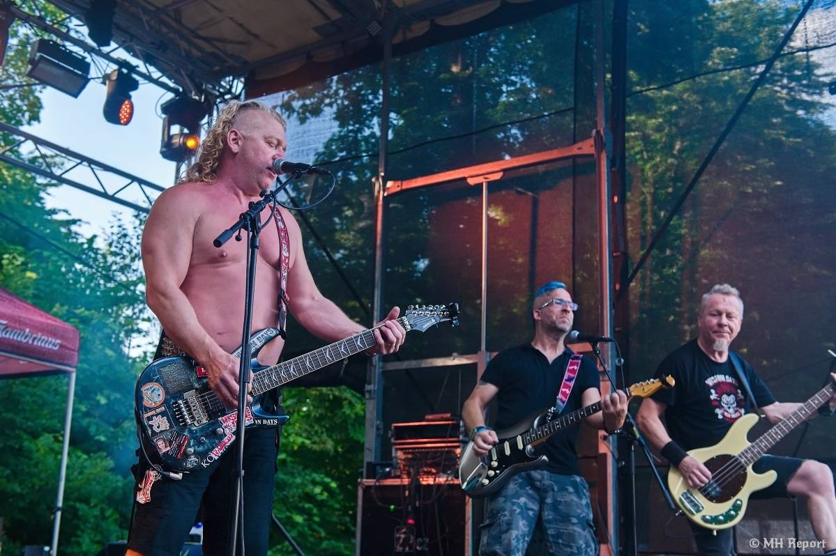 Hvězdou Rock for JK Manětín byli punkoví SPS. Žízeň publikum uhasilo s Alkeholem, zahrálo i Totální nasazení