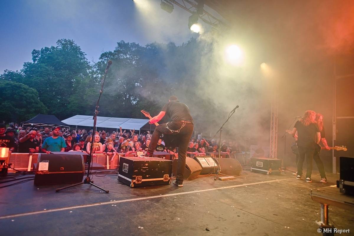 Hvězdou Rock for JK Manětín byli punkoví SPS. Žízeň publikum uhasilo s Alkeholem, zahrálo i Totální nasazení