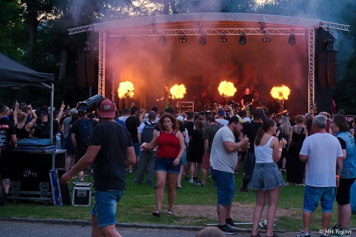 Hvězdou Rock for JK Manětín byli punkoví SPS. Žízeň publikum uhasilo s Alkeholem, zahrálo i Totální nasazení
