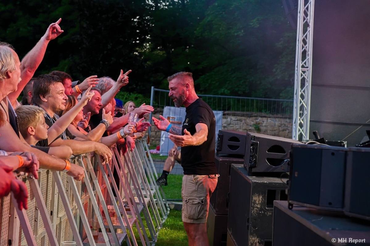 Hvězdou Rock for JK Manětín byli punkoví SPS. Žízeň publikum uhasilo s Alkeholem, zahrálo i Totální nasazení