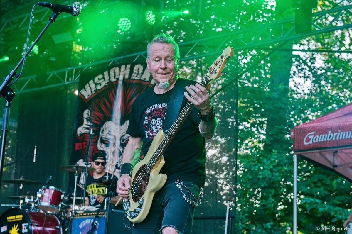 Hvězdou Rock for JK Manětín byli punkoví SPS. Žízeň publikum uhasilo s Alkeholem, zahrálo i Totální nasazení