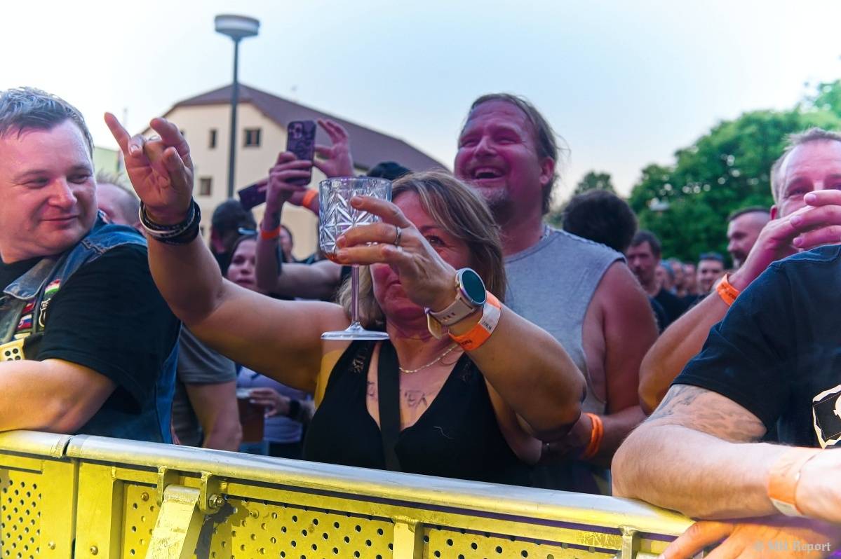 Hvězdou Rock for JK Manětín byli punkoví SPS. Žízeň publikum uhasilo s Alkeholem, zahrálo i Totální nasazení