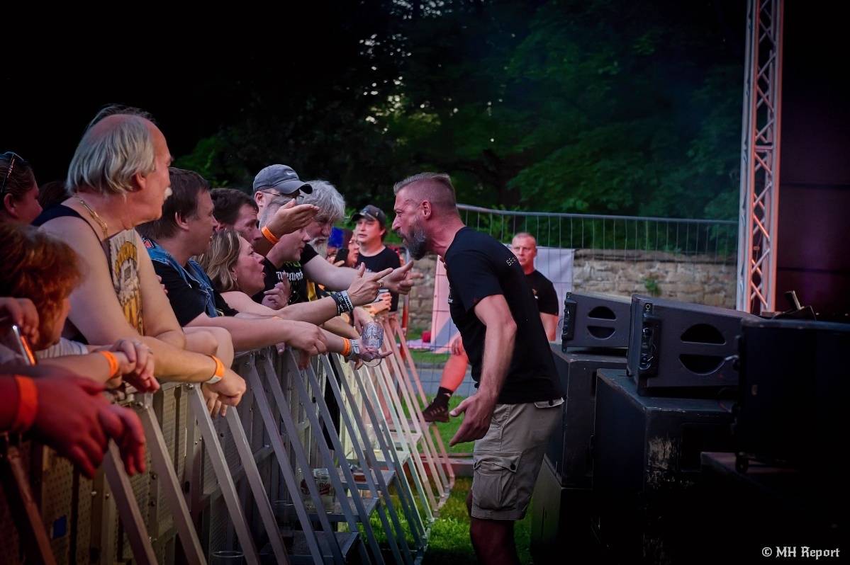 Hvězdou Rock for JK Manětín byli punkoví SPS. Žízeň publikum uhasilo s Alkeholem, zahrálo i Totální nasazení