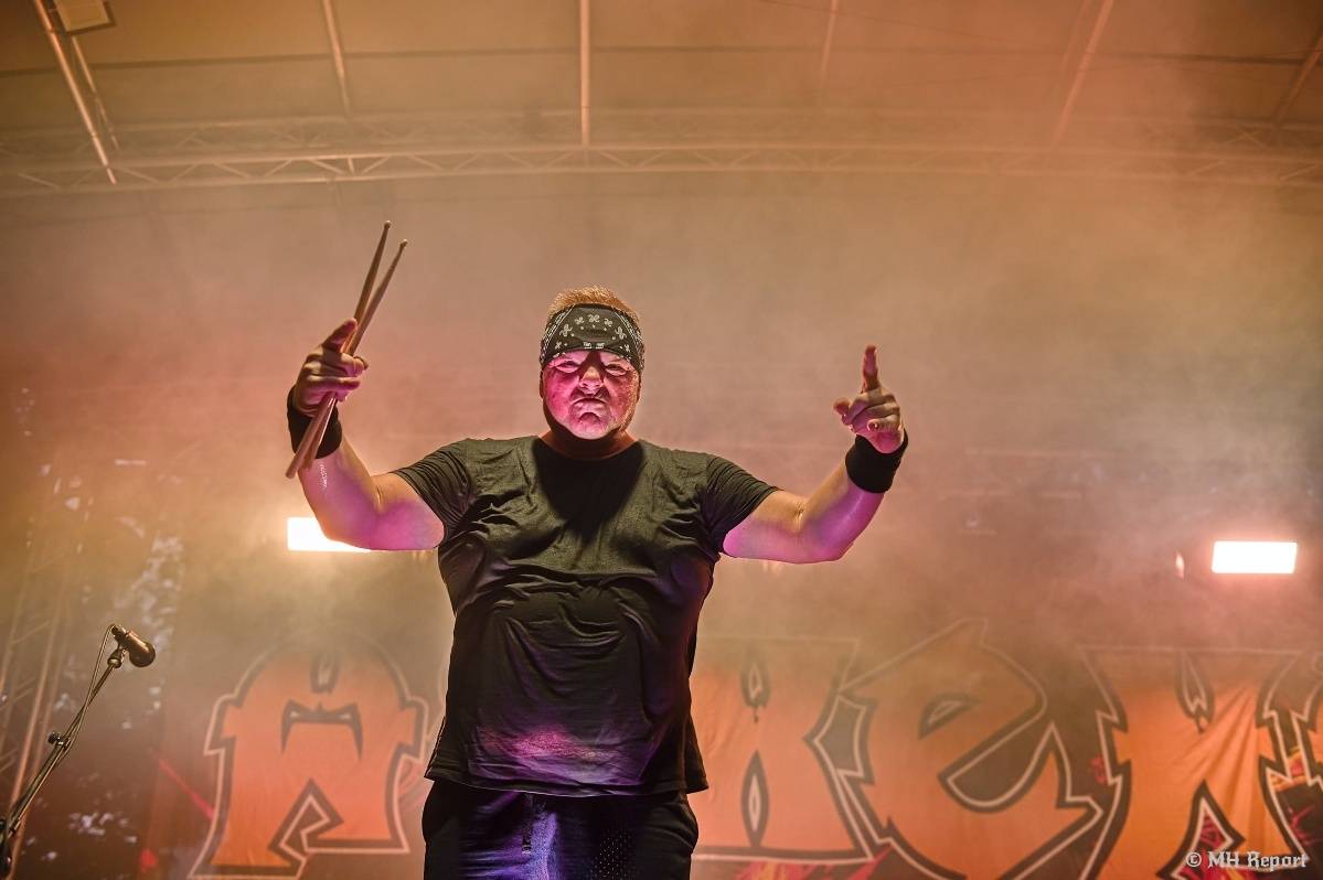 Hvězdou Rock for JK Manětín byli punkoví SPS. Žízeň publikum uhasilo s Alkeholem, zahrálo i Totální nasazení
