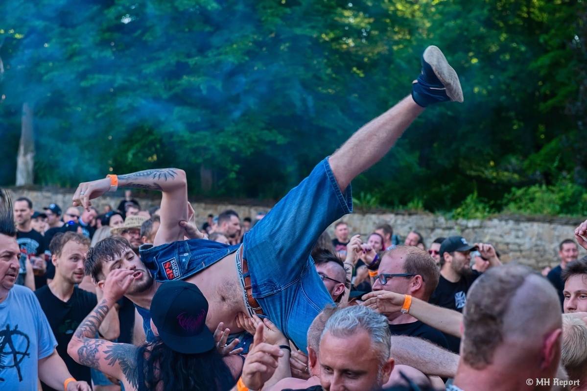 Hvězdou Rock for JK Manětín byli punkoví SPS. Žízeň publikum uhasilo s Alkeholem, zahrálo i Totální nasazení
