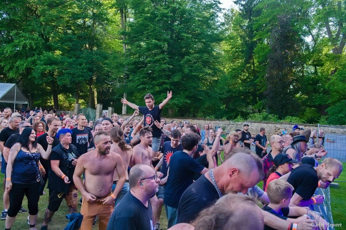 Hvězdou Rock for JK Manětín byli punkoví SPS. Žízeň publikum uhasilo s Alkeholem, zahrálo i Totální nasazení