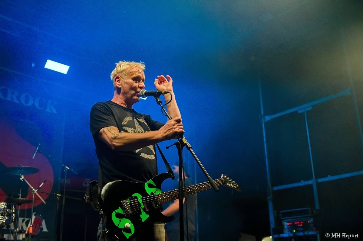 Hvězdou Rock for JK Manětín byli punkoví SPS. Žízeň publikum uhasilo s Alkeholem, zahrálo i Totální nasazení