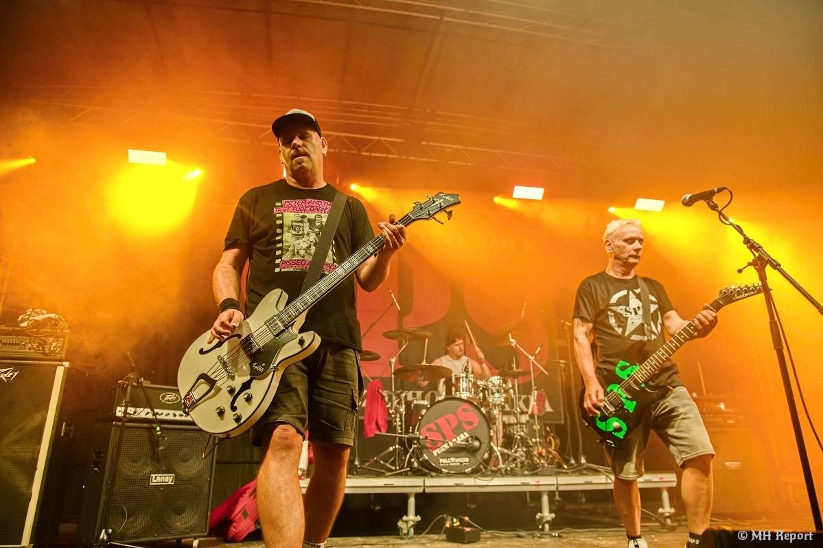 Hvězdou Rock for JK Manětín byli punkoví SPS. Žízeň publikum uhasilo s Alkeholem, zahrálo i Totální nasazení