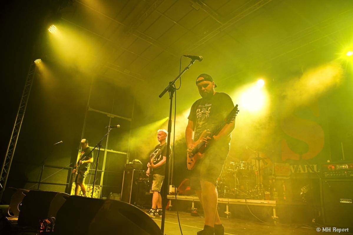 Hvězdou Rock for JK Manětín byli punkoví SPS. Žízeň publikum uhasilo s Alkeholem, zahrálo i Totální nasazení
