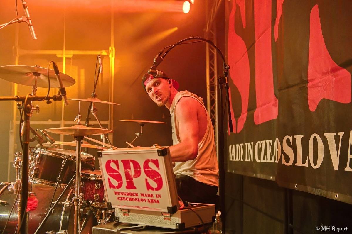 Hvězdou Rock for JK Manětín byli punkoví SPS. Žízeň publikum uhasilo s Alkeholem, zahrálo i Totální nasazení