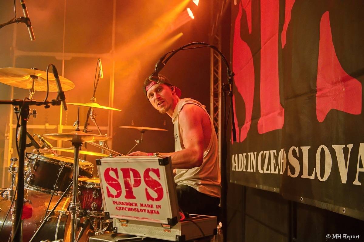 Hvězdou Rock for JK Manětín byli punkoví SPS. Žízeň publikum uhasilo s Alkeholem, zahrálo i Totální nasazení