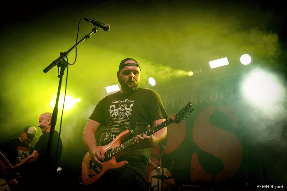 Hvězdou Rock for JK Manětín byli punkoví SPS. Žízeň publikum uhasilo s Alkeholem, zahrálo i Totální nasazení