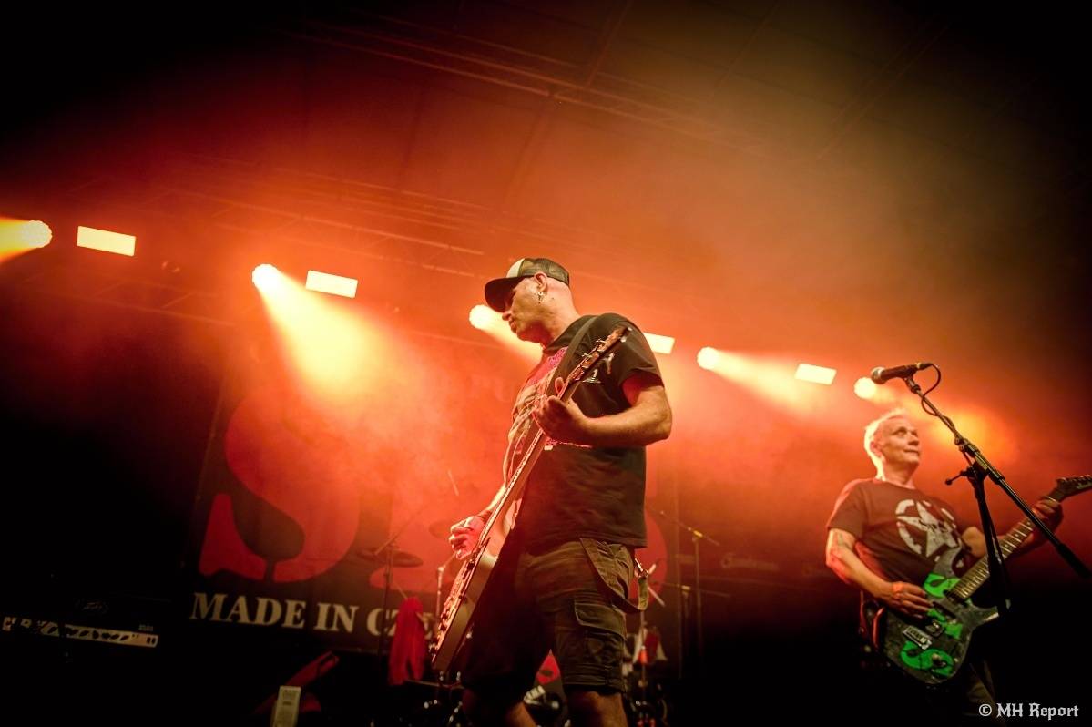 Hvězdou Rock for JK Manětín byli punkoví SPS. Žízeň publikum uhasilo s Alkeholem, zahrálo i Totální nasazení