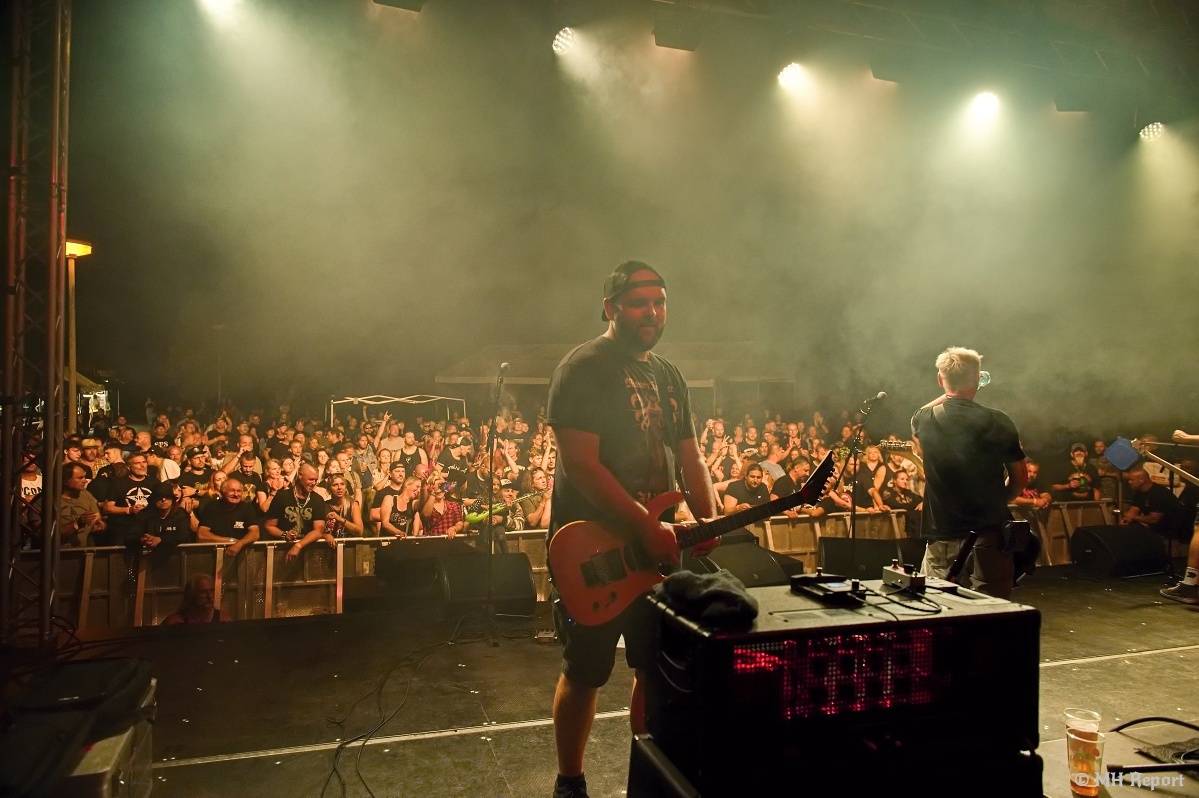 Hvězdou Rock for JK Manětín byli punkoví SPS. Žízeň publikum uhasilo s Alkeholem, zahrálo i Totální nasazení
