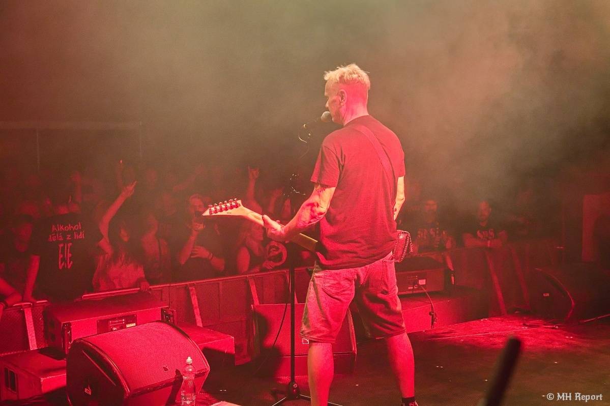 Hvězdou Rock for JK Manětín byli punkoví SPS. Žízeň publikum uhasilo s Alkeholem, zahrálo i Totální nasazení