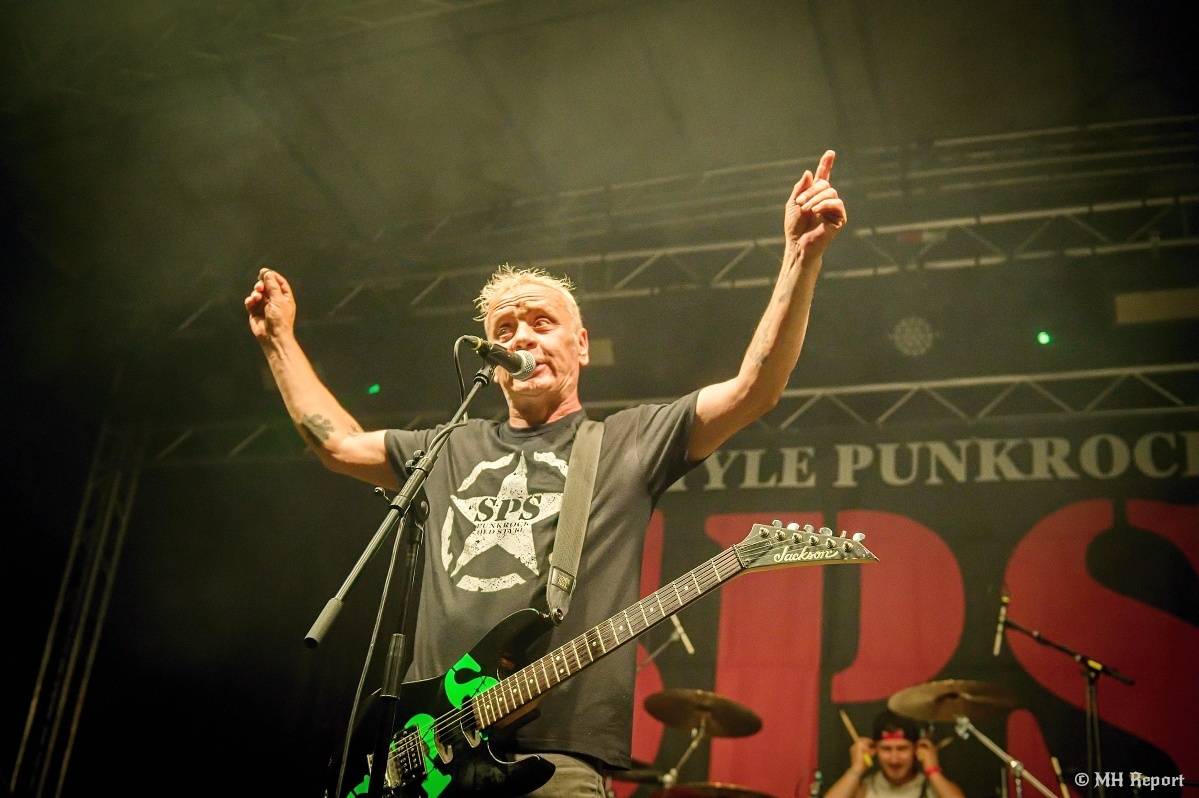 Hvězdou Rock for JK Manětín byli punkoví SPS. Žízeň publikum uhasilo s Alkeholem, zahrálo i Totální nasazení