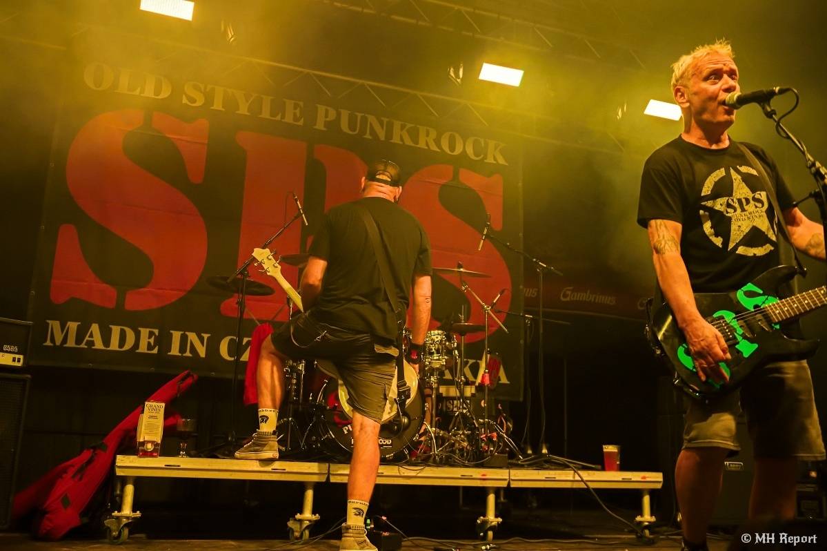 Hvězdou Rock for JK Manětín byli punkoví SPS. Žízeň publikum uhasilo s Alkeholem, zahrálo i Totální nasazení