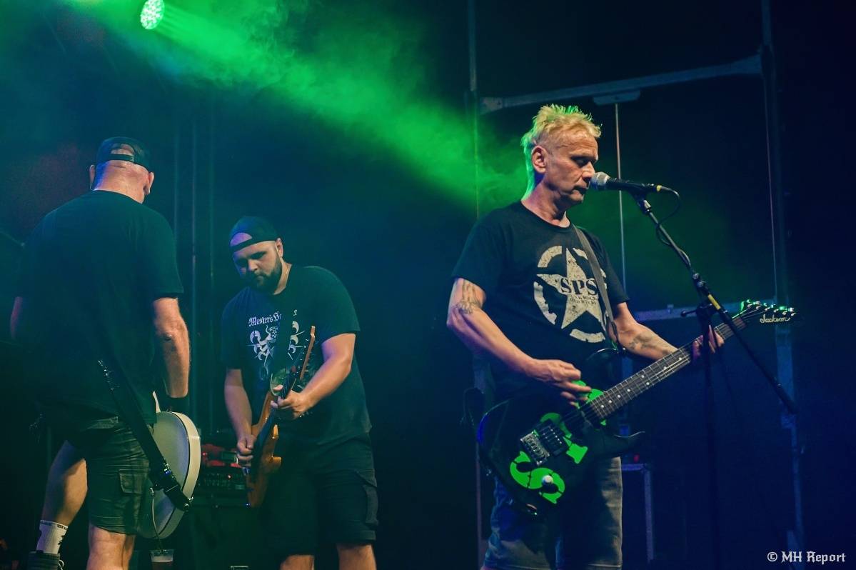 Hvězdou Rock for JK Manětín byli punkoví SPS. Žízeň publikum uhasilo s Alkeholem, zahrálo i Totální nasazení
