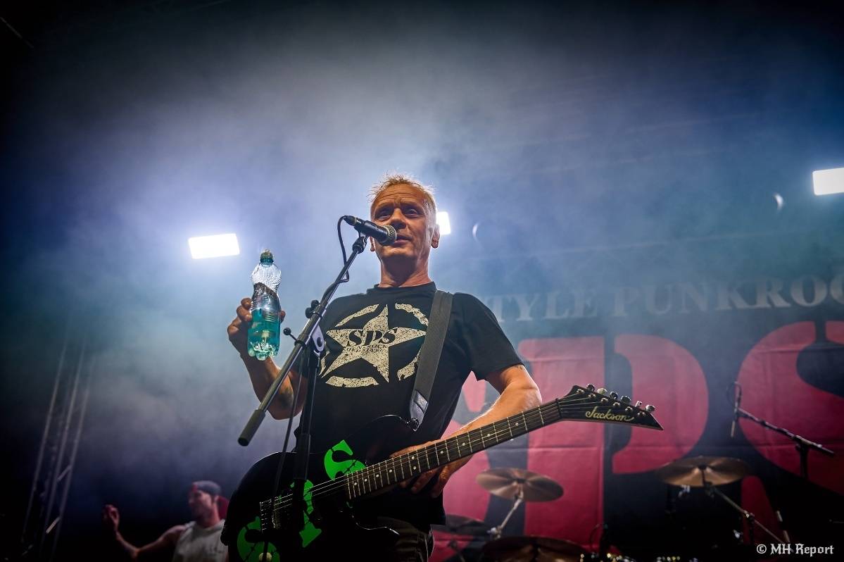 Hvězdou Rock for JK Manětín byli punkoví SPS. Žízeň publikum uhasilo s Alkeholem, zahrálo i Totální nasazení